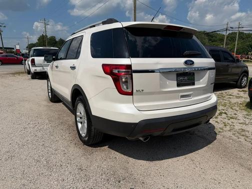 White 2015 Ford Explorer XLT