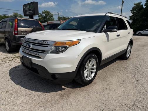 White 2015 Ford Explorer XLT