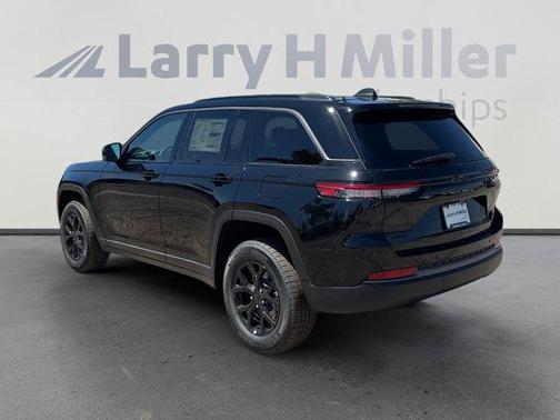 Diamond Black 2026 Jeep Grand Cherokee Laredo