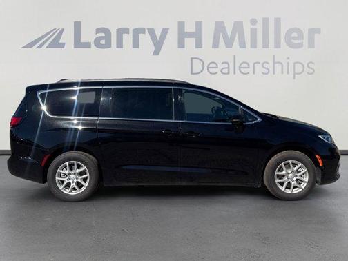Diamond Black 2026 Chrysler Pacifica Select
