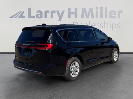 Diamond Black 2026 Chrysler Pacifica Select