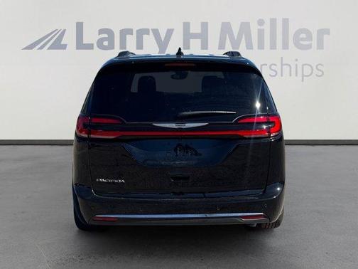 Diamond Black 2026 Chrysler Pacifica Select