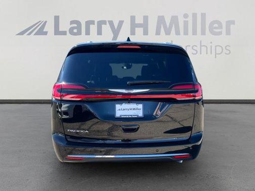 Diamond Black 2026 Chrysler Pacifica Select