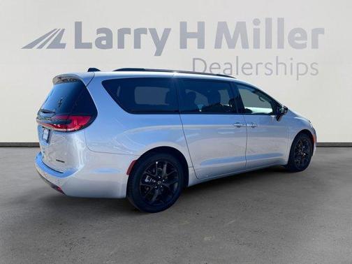Silver Mist Clearcoat 2026 Chrysler Pacifica Limited