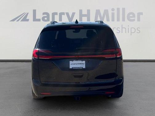 Brilliant Black Crystal Pearlcoat 2022 Chrysler Pacifica Touring-L