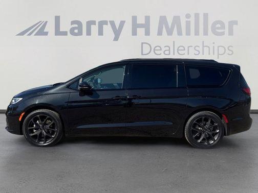 Brilliant Black Crystal Pearlcoat 2022 Chrysler Pacifica Touring-L