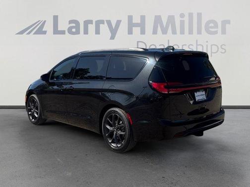 Brilliant Black Crystal Pearlcoat 2022 Chrysler Pacifica Touring-L