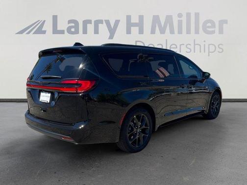 Diamond Black 2026 Chrysler Pacifica Select