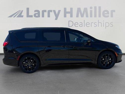 Diamond Black 2026 Chrysler Pacifica Select