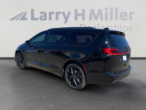 Diamond Black 2026 Chrysler Pacifica Select