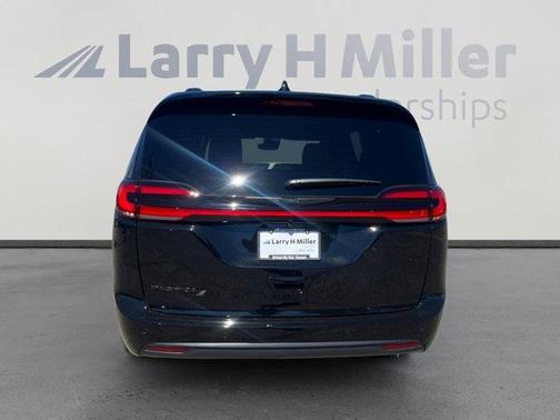 Diamond Black 2026 Chrysler Pacifica Select