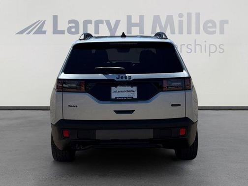 Silver Zynith Clearcoat 2026 Jeep Cherokee Overland
