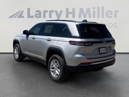 Silver Zynith 2026 Jeep Grand Cherokee Laredo