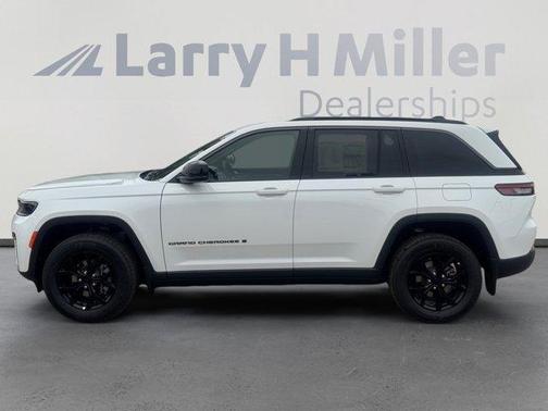 Bright White Clearcoat 2026 Jeep Grand Cherokee Laredo