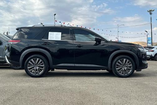2022 Nissan Pathfinder SL