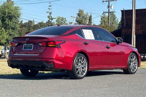Scarlet Ember 2023 Nissan Altima 2.0 SR