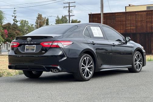 Midnight Black Metallic 2018 Toyota Camry SE