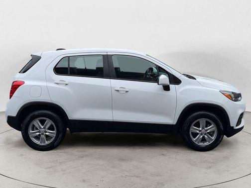 Summit White 2018 Chevrolet Trax LS