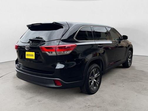Midnight Black Metallic 2019 Toyota Highlander LE