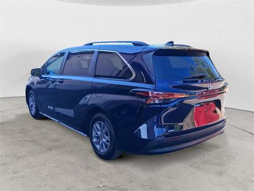2022 Toyota Sienna LE