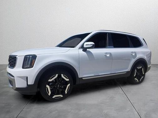 Glacial White Pearl 2024 Kia Telluride S