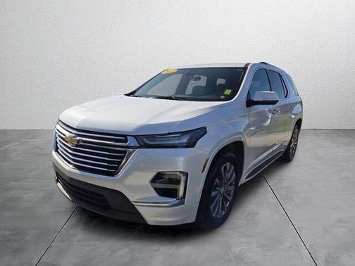 Iridescent Pearl Tricoat 2022 Chevrolet Traverse Premier
