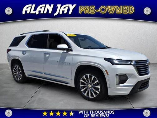 Iridescent Pearl Tricoat 2022 Chevrolet Traverse Premier