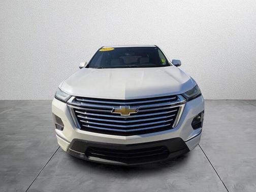 Iridescent Pearl Tricoat 2022 Chevrolet Traverse Premier