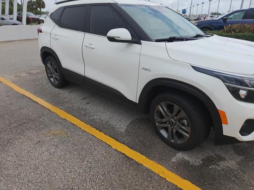 Snow White Pearl 2022 Kia Seltos S