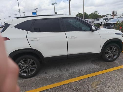 Snow White Pearl 2022 Kia Seltos S