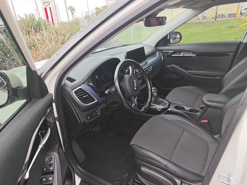 Snow White Pearl 2022 Kia Seltos S