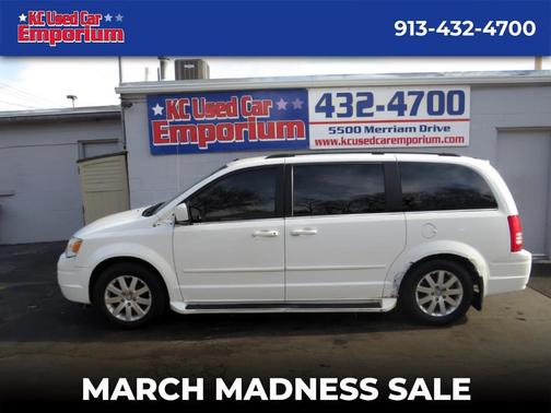 Photo 1 of 17 of 2008 Chrysler Town & Country Touring