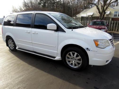 Photo 4 of 17 of 2008 Chrysler Town & Country Touring