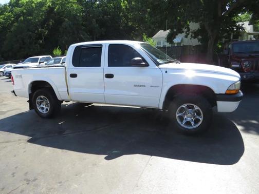 White 2002 Dodge Dakota Sport Quad Cab