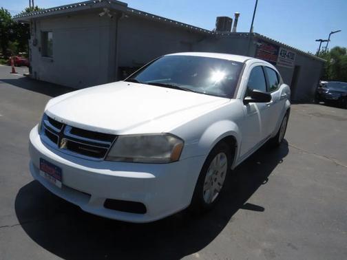 White 2014 Dodge Avenger 4dr Sdn SE