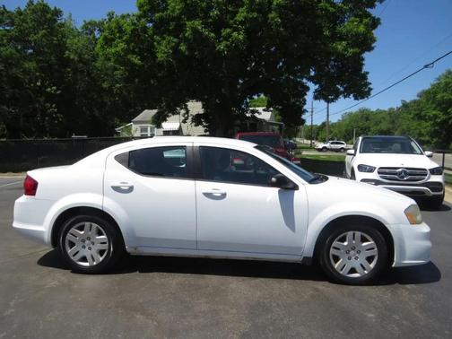 White 2014 Dodge Avenger 4dr Sdn SE