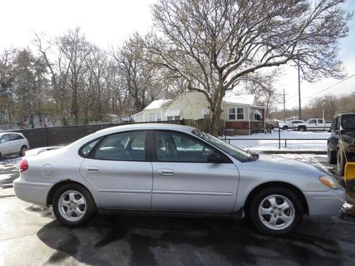 2006 Ford Taurus 4dr Sdn SE