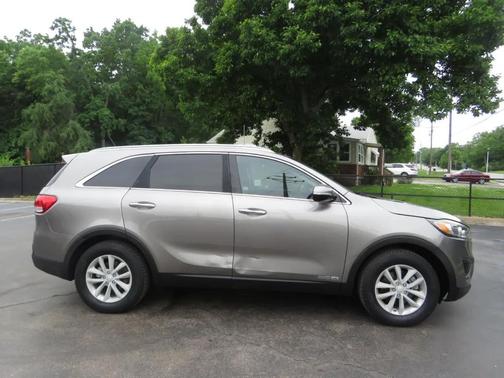 Gray 2016 Kia Sorento LX
