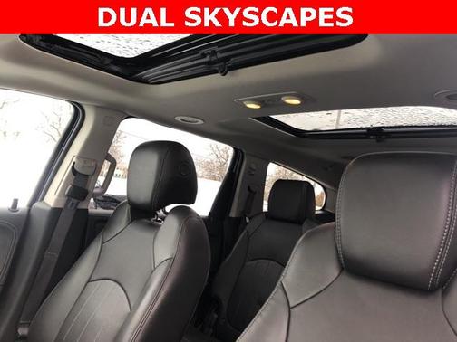Iridescent Pearl Tricoat 2017 Chevrolet Traverse Premier