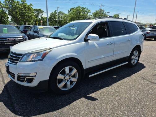 Iridescent Pearl Tricoat 2017 Chevrolet Traverse Premier