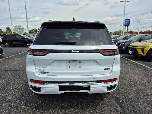 Bright White Clearcoat 2023 Jeep Grand Cherokee Overland