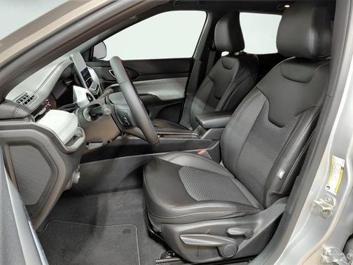 Silver Zynith Metallic Clearcoat 2024 Jeep Compass Latitude