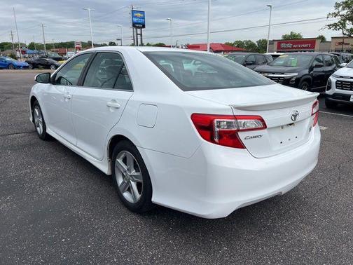 Super White 2013 Toyota Camry SE