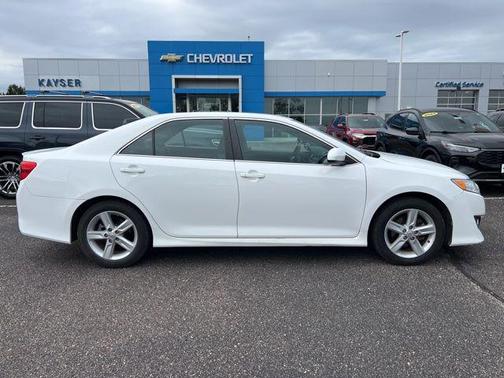 Super White 2013 Toyota Camry SE