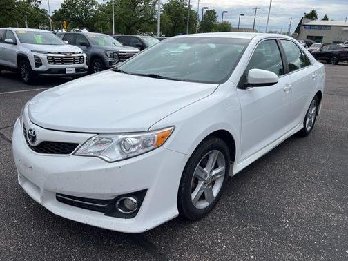 Super White 2013 Toyota Camry SE