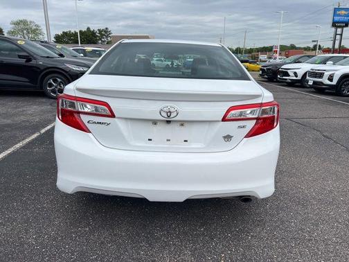 Super White 2013 Toyota Camry SE