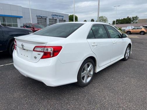 Super White 2013 Toyota Camry SE