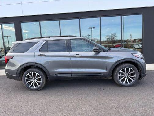 Carbonized Gray Metallic 2026 Ford Explorer ST-Line