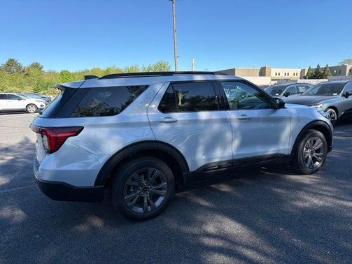 Space White Metallic 2026 Ford Explorer Active