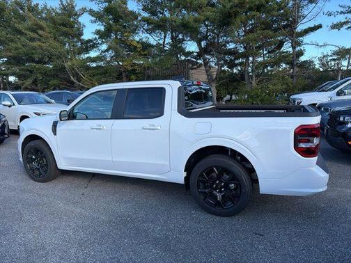 Oxford White 2025 Ford Maverick Lobo